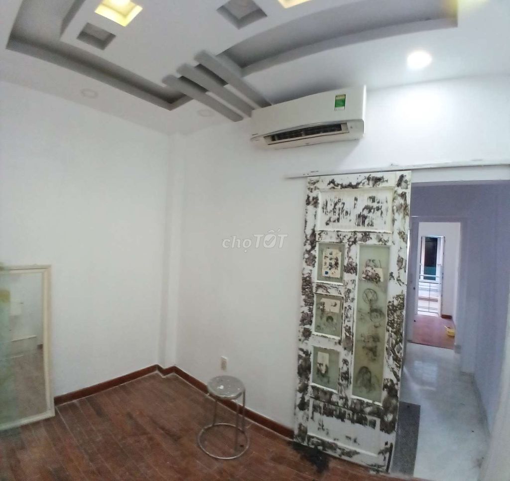 New paint house, 3.5 9, 4 bedroom 3 roof toilets, right at Hung University.