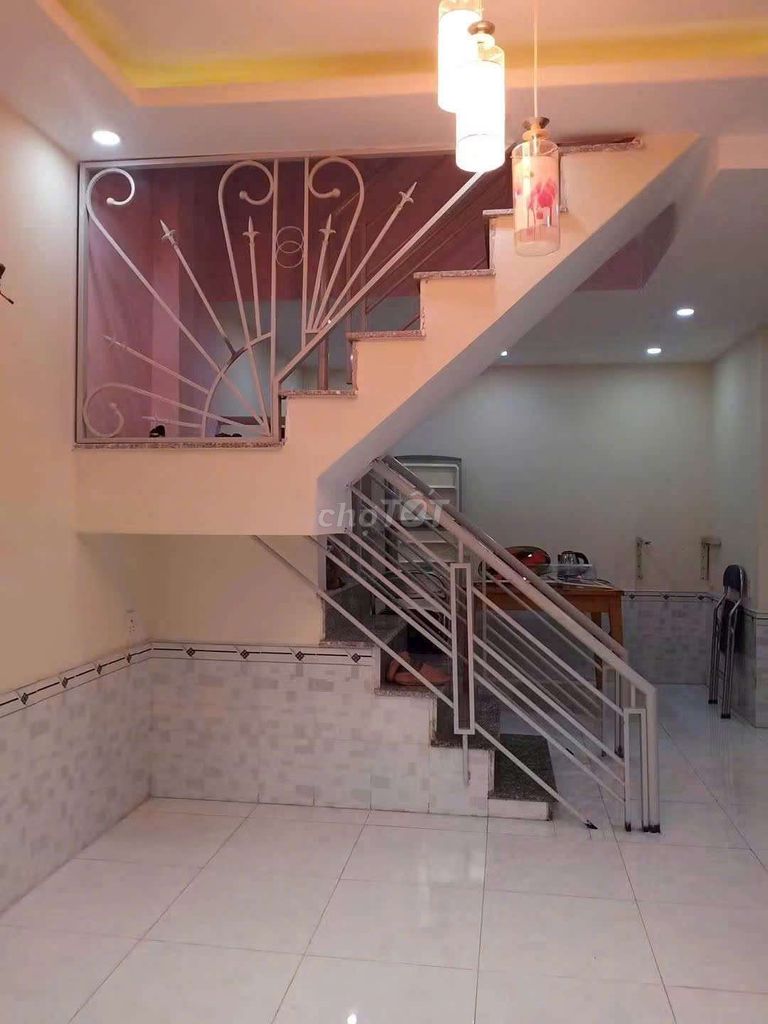 Rent the whole place right now. chợ thạnh Xuân. District 12. Six million a month.