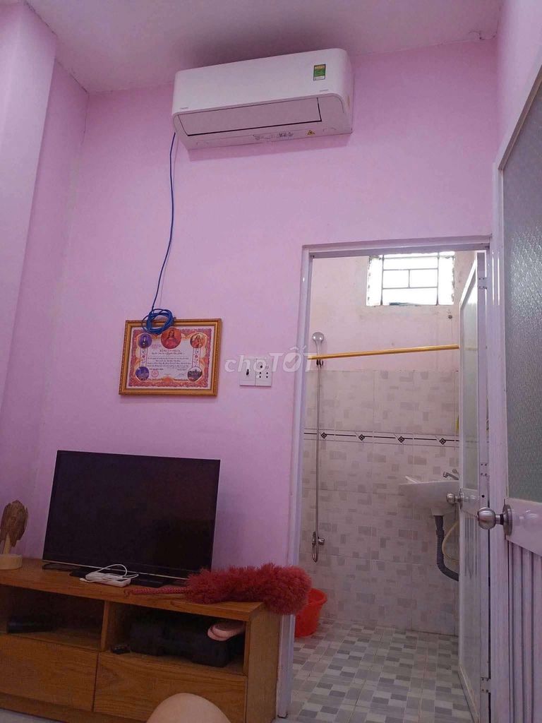 Rent the whole place right now. chợ thạnh Xuân. District 12. Six million a month.