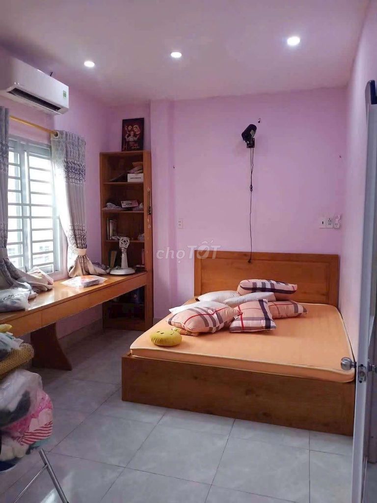 Rent the whole place right now. chợ thạnh Xuân. District 12. Six million a month.