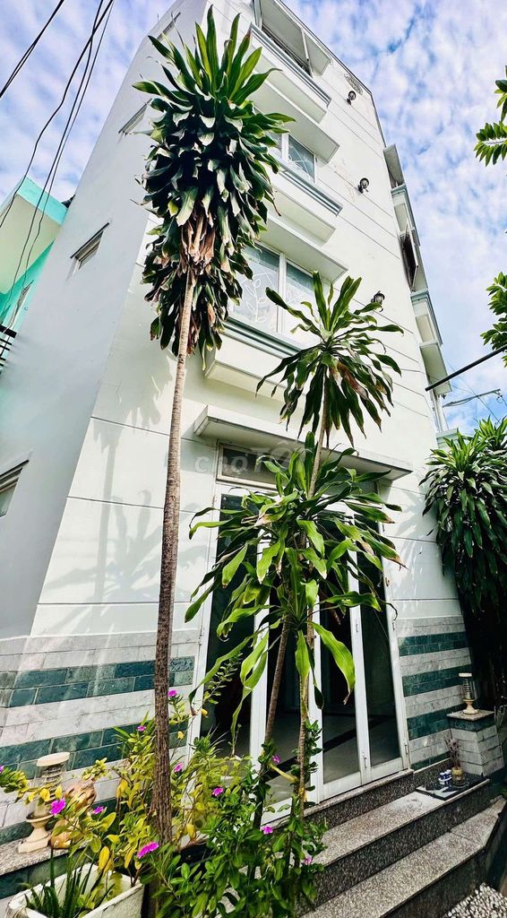 The owner of the four-story rented house right at the University of hutec