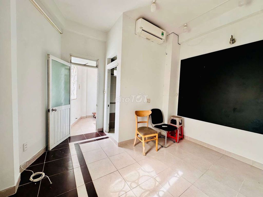 The owner of the four-story rented house right at the University of hutec