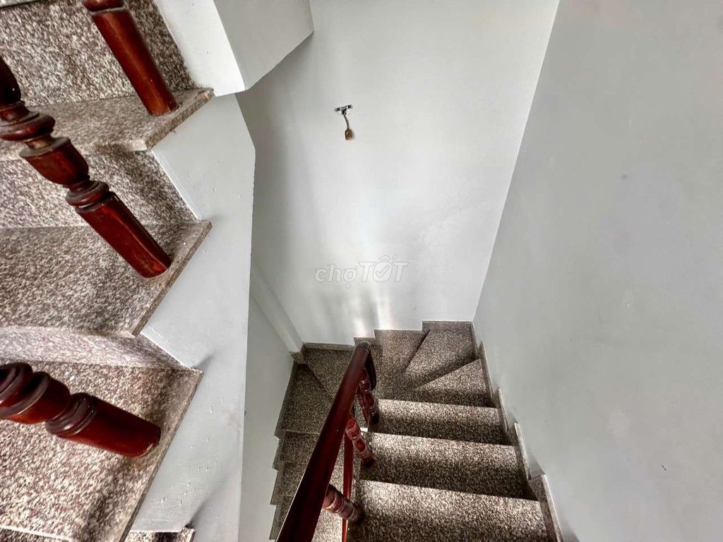 The owner of the four-story rented house right at the University of hutec