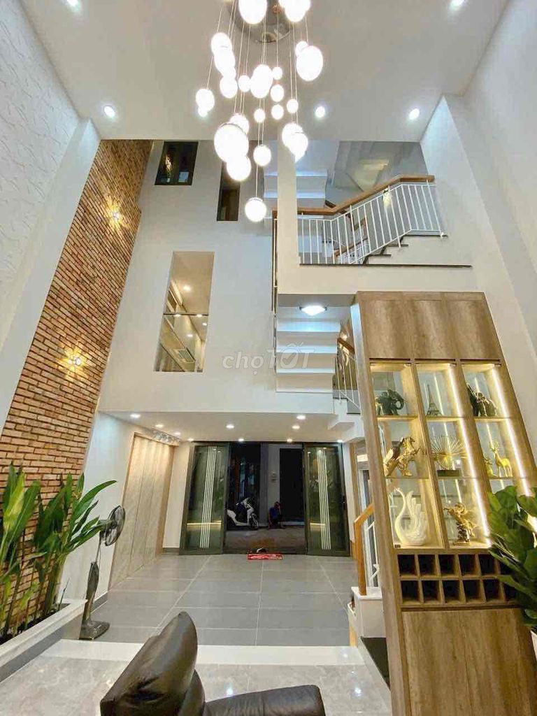 The beautiful new house in 257 next to the Phạm Văn Chiêu 770.