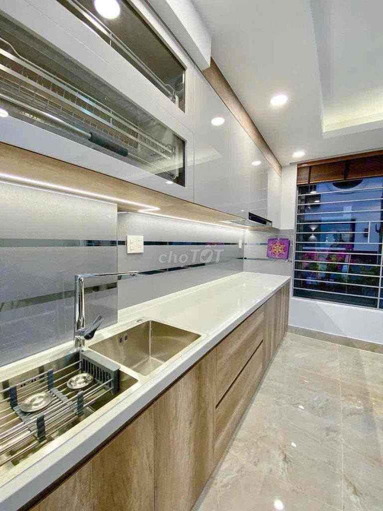 The beautiful new house in 257 next to the Phạm Văn Chiêu 770.