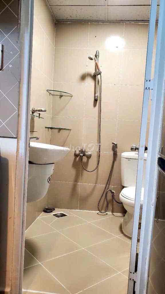 Nine bedrooms, ten toilets, please.