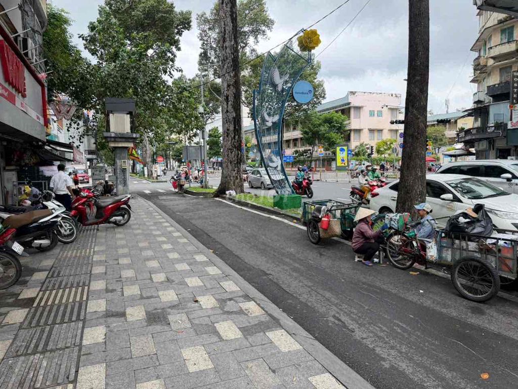 Trần Hưng Đạo Front House, Cô Giang, District 1,