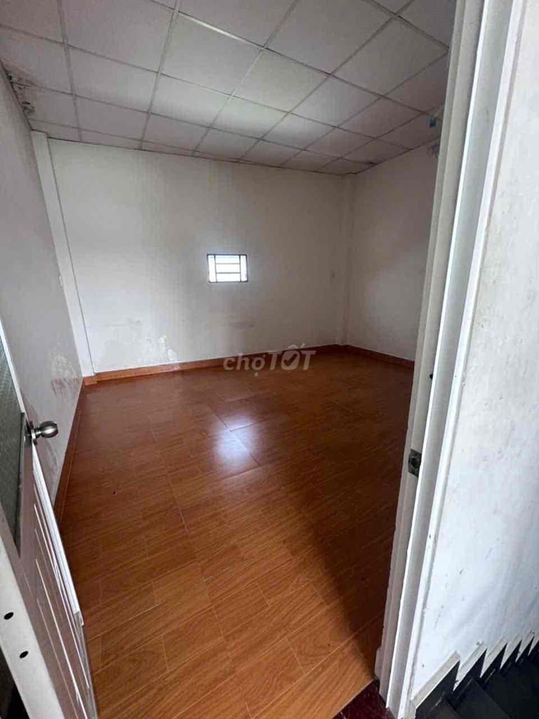 3rd floor bedroom with 11 million roofs.