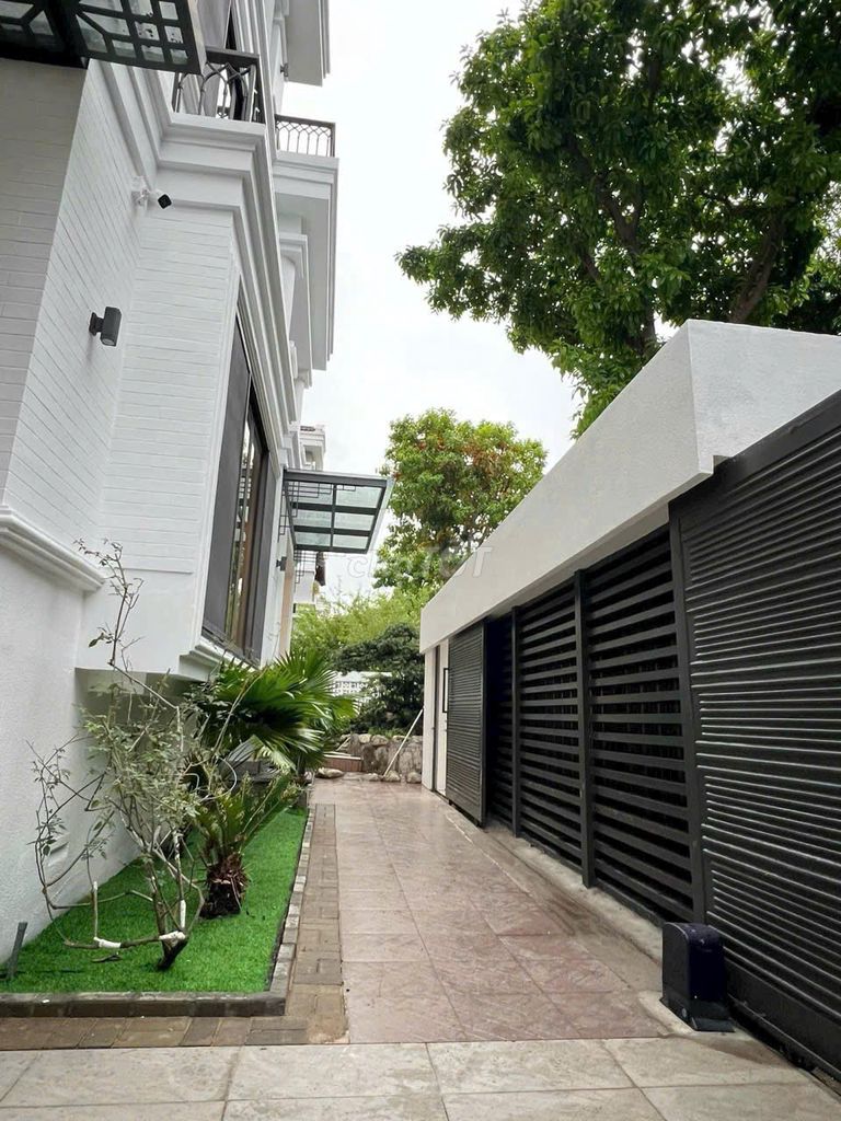 Rent a single and fit-of-the-art villa - 120 million a month.