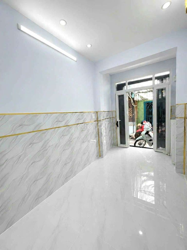 Renting the entire Bến Vân Đồn alley, 4th.