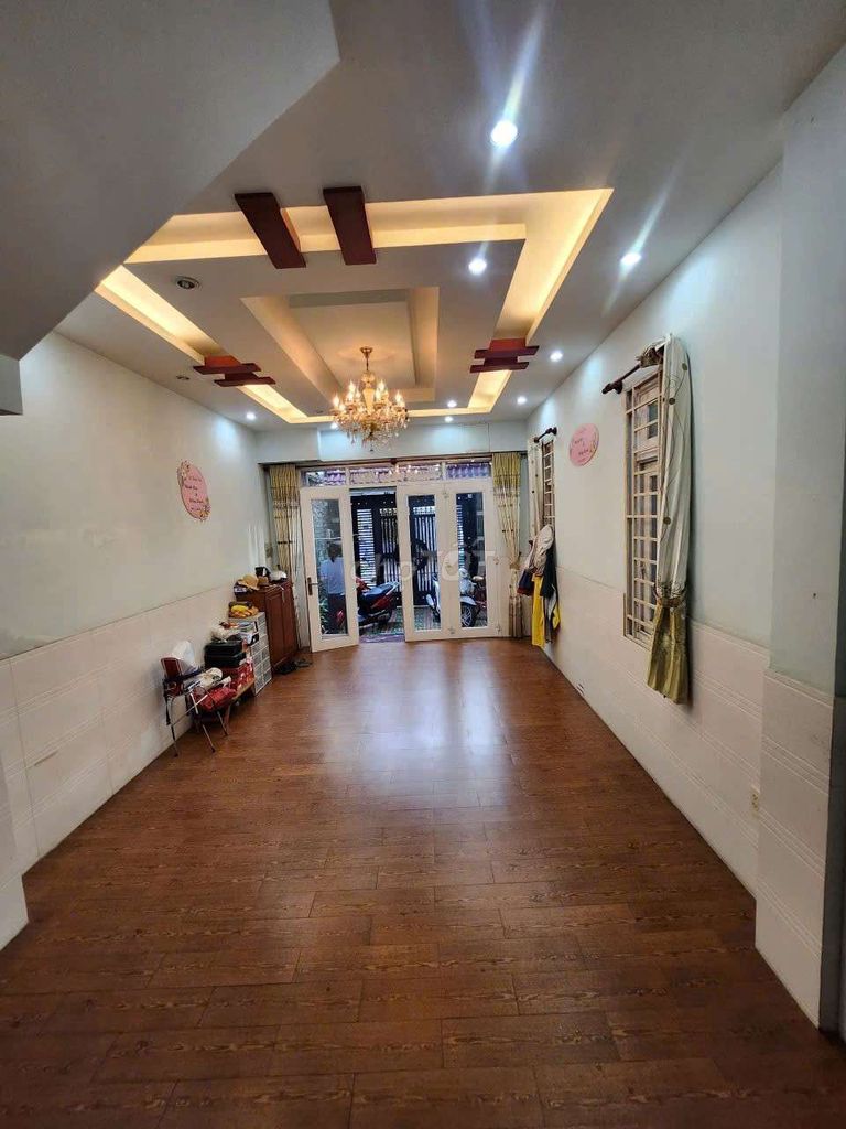 We'll have 5 x 18mm of Chinese Village Centers rented. Five bedrooms, four toilets, 21 million.