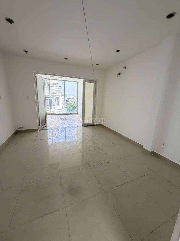 Rent, 10 meters Lý Thường Kiệt, Tân Bình. area 4.8 x12 5 floors