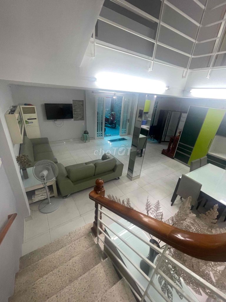 Rent a four-story building across eight meters of furniture near the front.