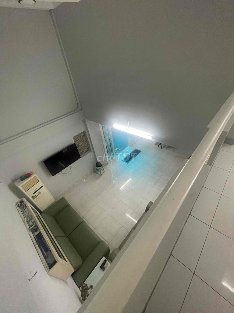 Rent a four-story building across eight meters of furniture near the front.