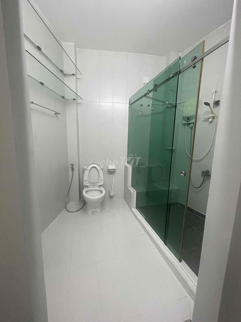 Rent a four-story building across eight meters of furniture near the front.