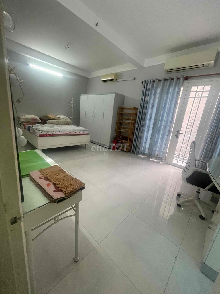 Rent a four-story building across eight meters of furniture near the front.