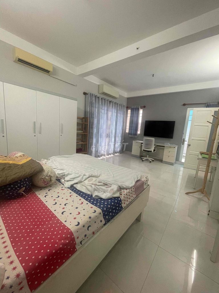 Rent a four-story building across eight meters of furniture near the front.