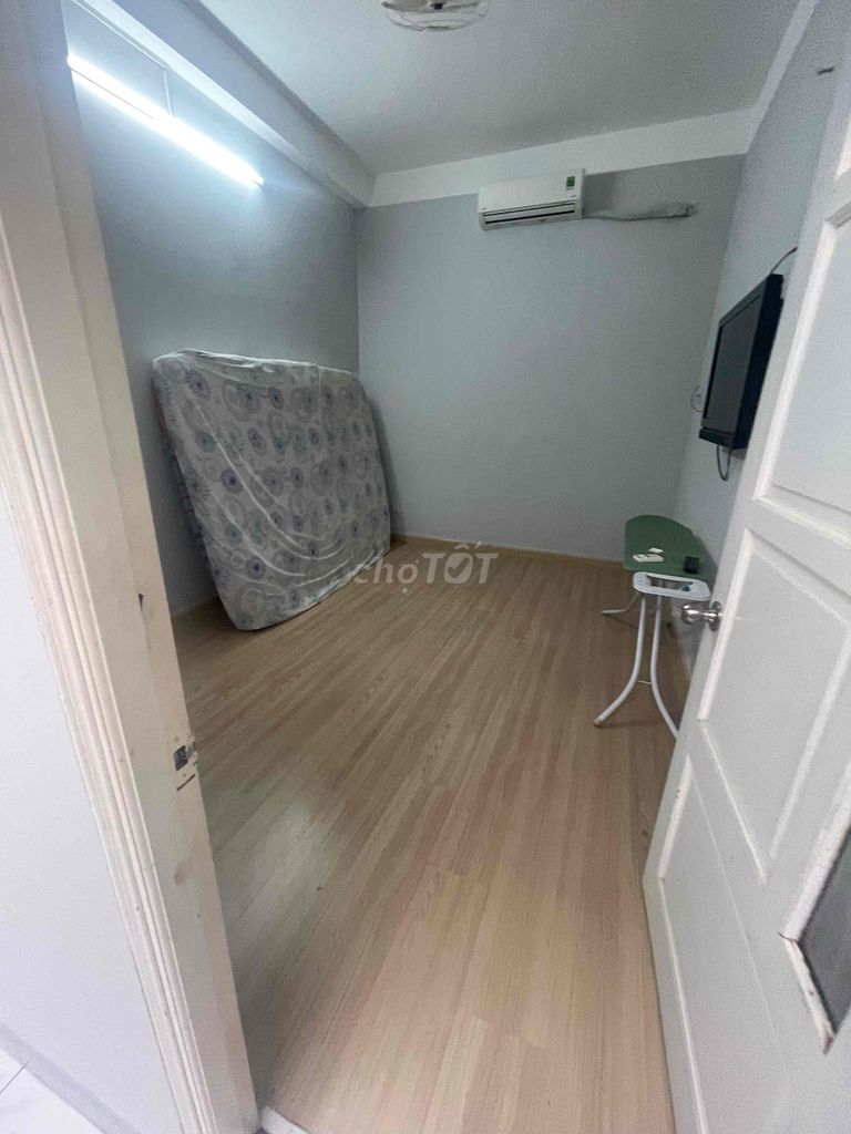 Rent a four-story building across eight meters of furniture near the front.