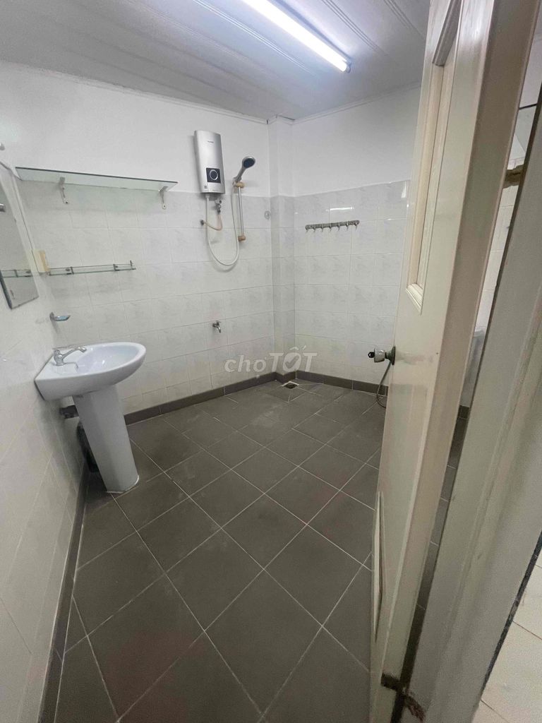 Rent a four-story building across eight meters of furniture near the front.