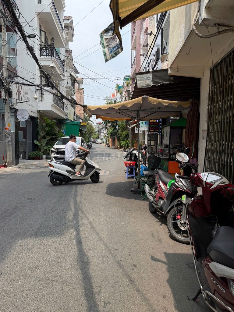 Renting the entire alley of the writer's car, P. What are you talking about?