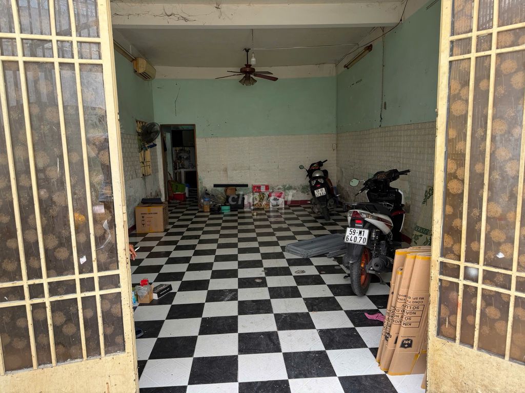 Renting the entire alley of the writer's car, P. What are you talking about?