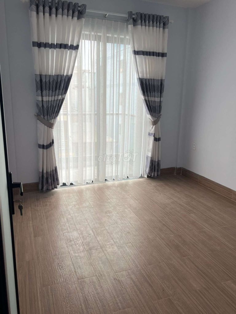 Trần Quý front house, 5 bedrooms, 4 clean new toilets.