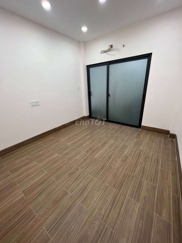 Trần Quý front house, 5 bedrooms, 4 clean new toilets.