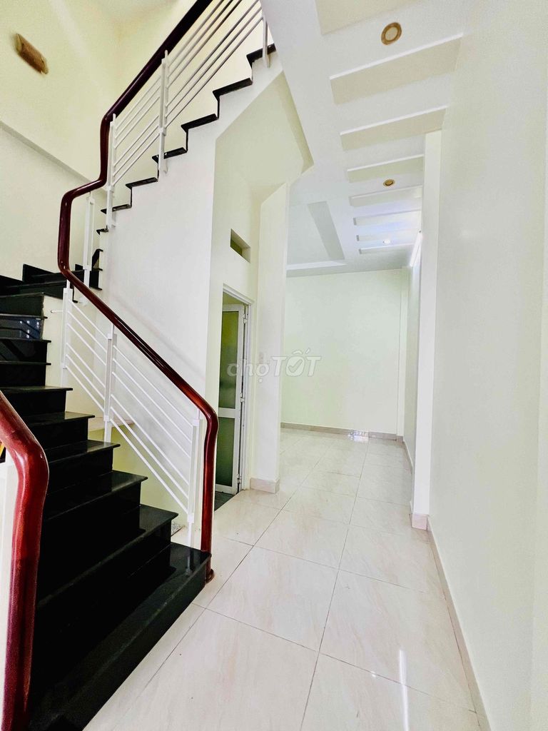 Rent 5 bedrooms 1 .1 .1 3 floors of 4 x 13 m car park