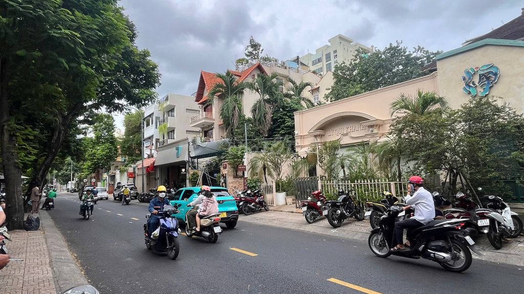 Rent a Tú Xương cash house-- 3 01 district -- nice area, big yard.