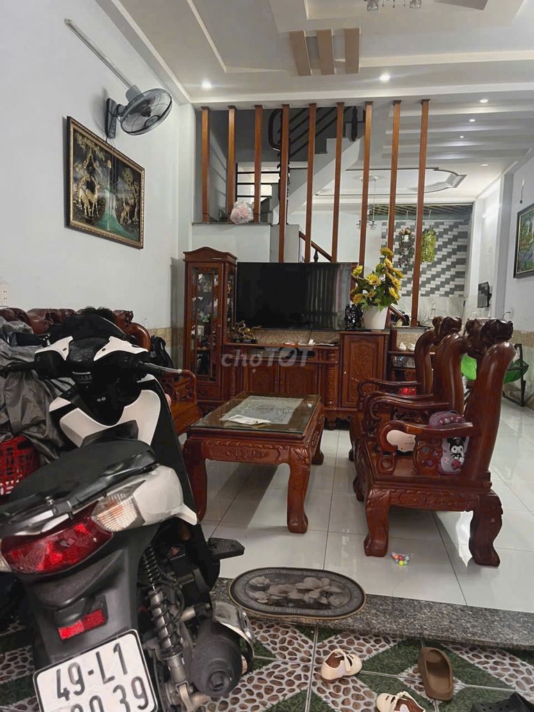 Rent a three-story apartment, Huỳnh Thị Hai Tân Chánh Hiệp District 12.
