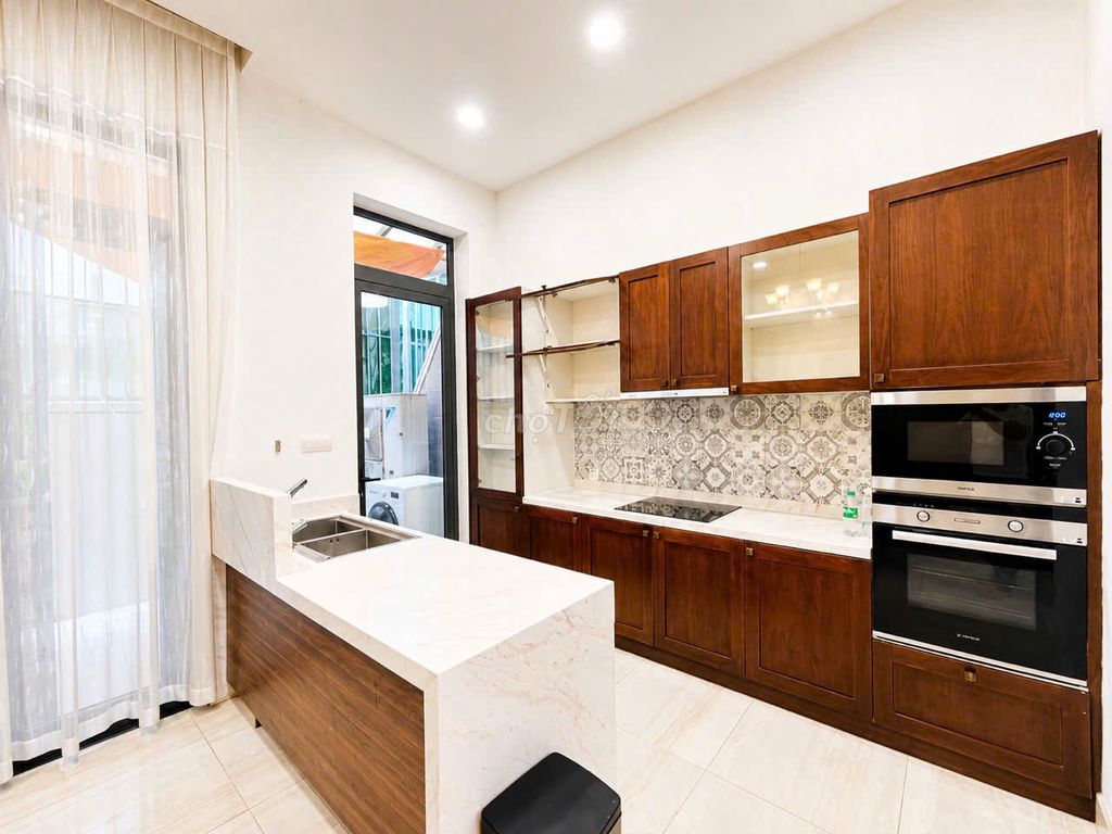 Lakeview City Street is full of high-end furniture for only 35 million a month.