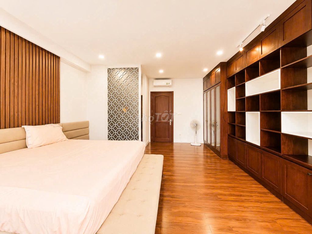 Lakeview City Street is full of high-end furniture for only 35 million a month.