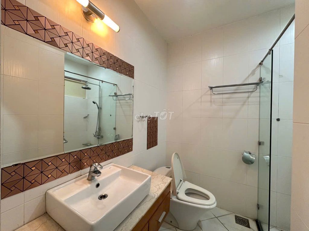 Rent Mt Trần Nhật Duật, Tân Định, District 1, 4.2 x22 m v2 L+4 bedroom - 35 million