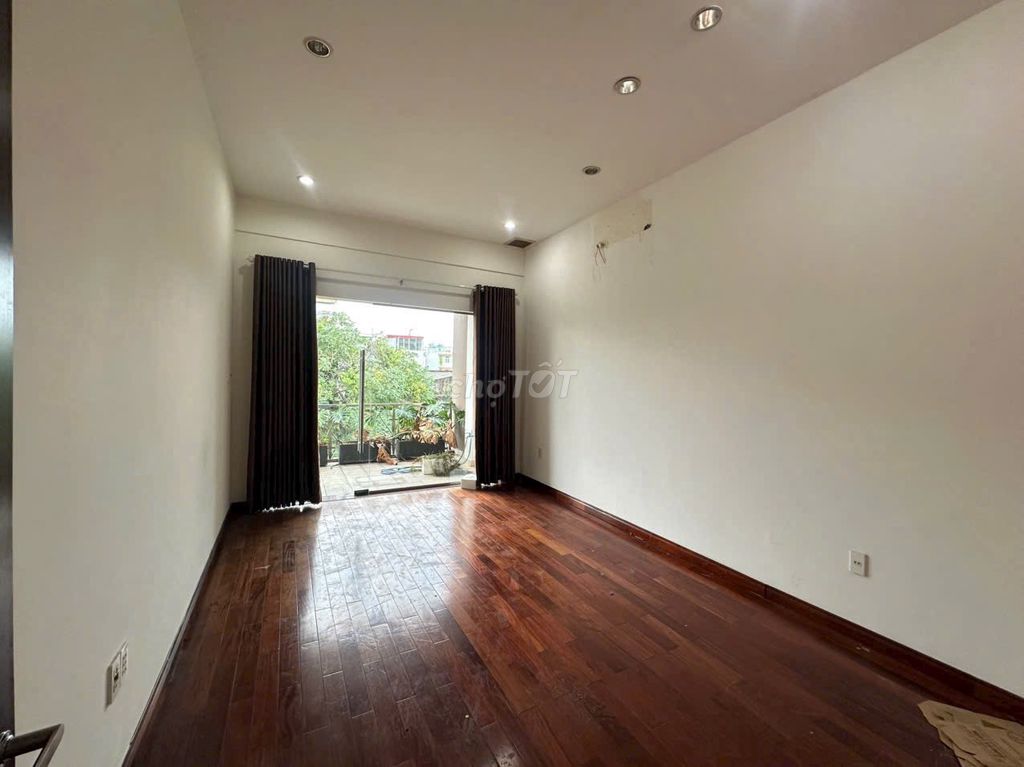 Rent Mt Trần Nhật Duật, Tân Định, District 1, 4.2 x22 m v2 L+4 bedroom - 35 million