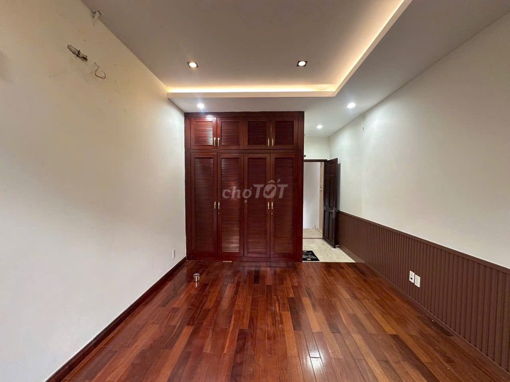 Rent Mt Trần Nhật Duật, Tân Định, District 1, 4.2 x22 m v2 L+4 bedroom - 35 million