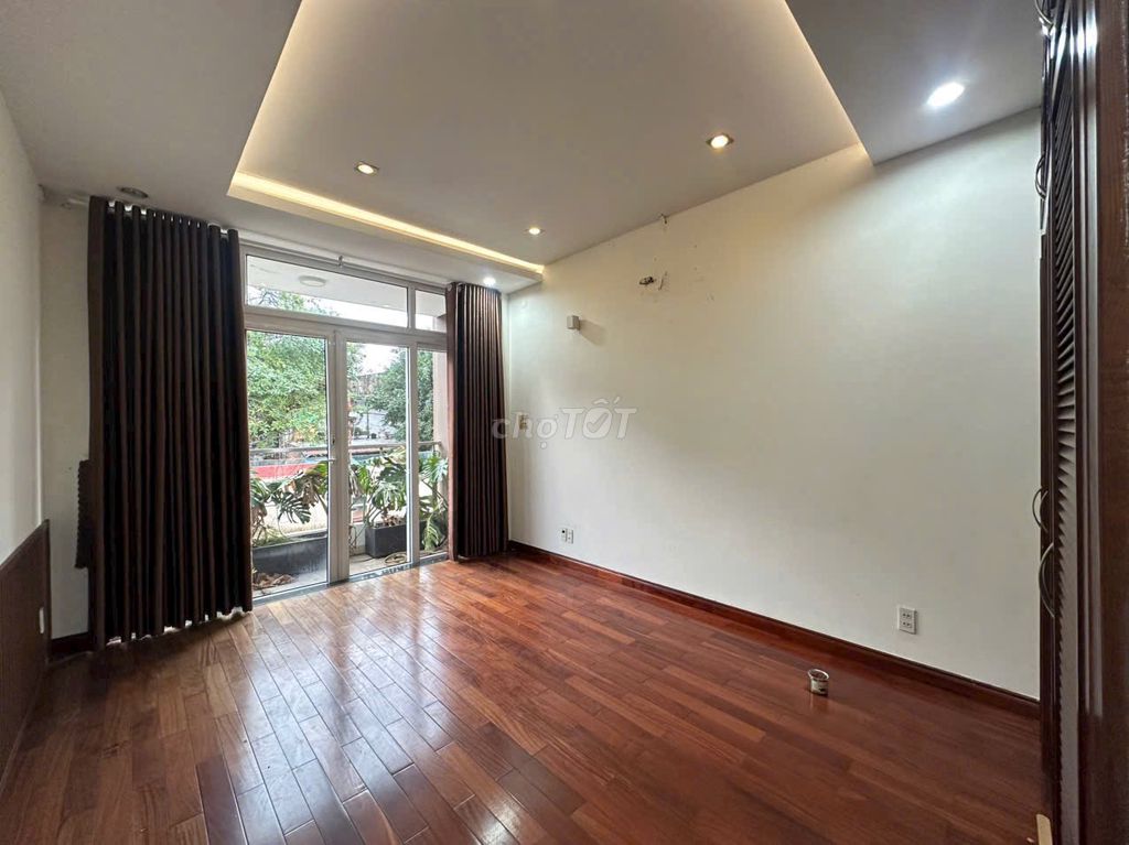 Rent Mt Trần Nhật Duật, Tân Định, District 1, 4.2 x22 m v2 L+4 bedroom - 35 million