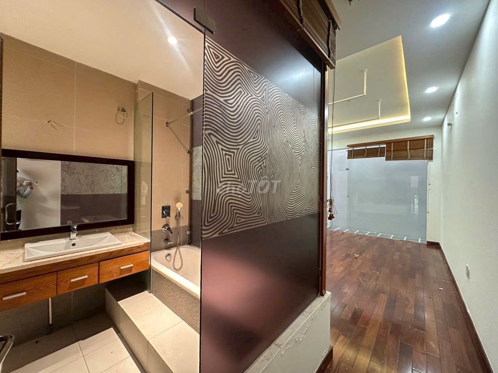 Rent Mt Trần Nhật Duật, Tân Định, District 1, 4.2 x22 m v2 L+4 bedroom - 35 million