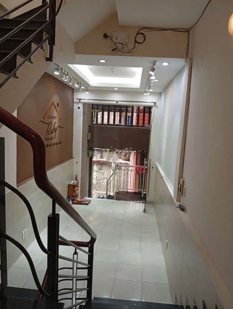 Rent the Hall 150 Nguyễn Trãi, District 1, 3.5 x16 m+L+3 bedroom +3 toilet - 16 million