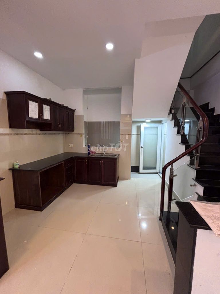 Rent the entire Nguyễn Kiệm alley.