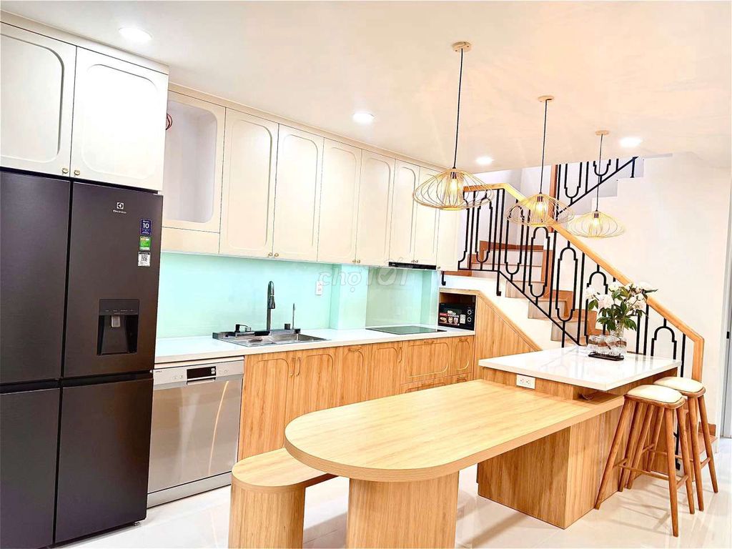 Rents 4.2 x 15 meters 3 floors 4 bedroom 5 toilets.hxt right in the esc. Tân Phú.