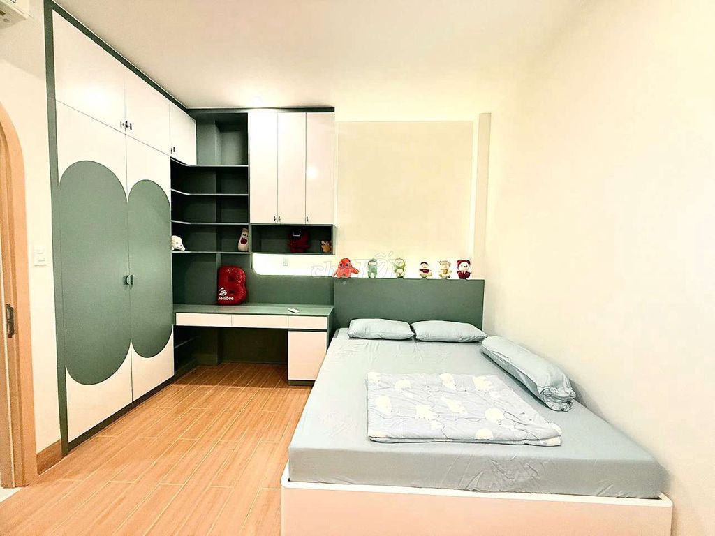 Rents 4.2 x 15 meters 3 floors 4 bedroom 5 toilets.hxt right in the esc. Tân Phú.