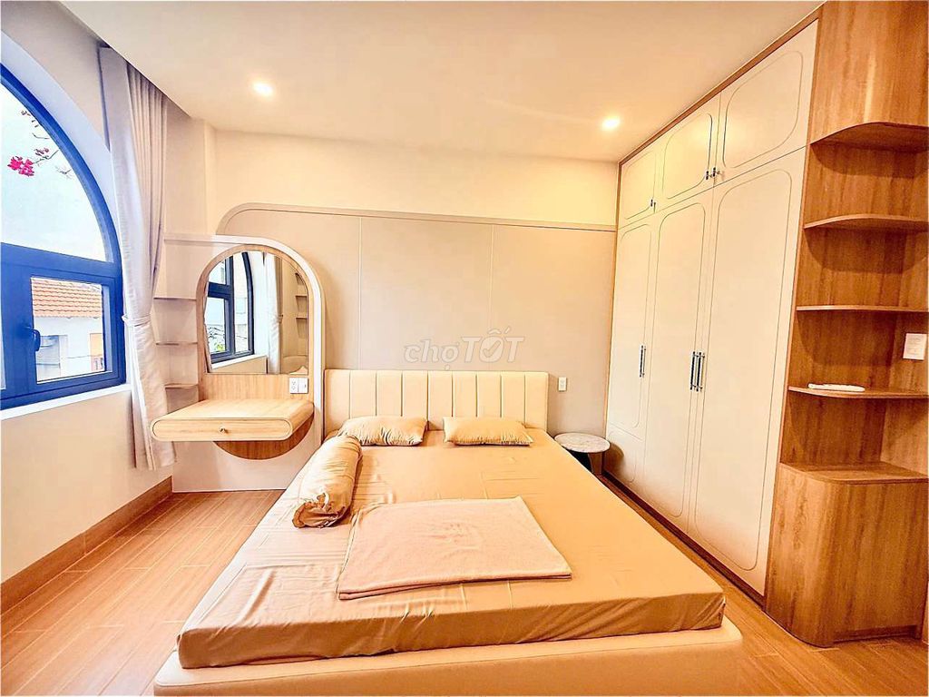 Rents 4.2 x 15 meters 3 floors 4 bedroom 5 toilets.hxt right in the esc. Tân Phú.