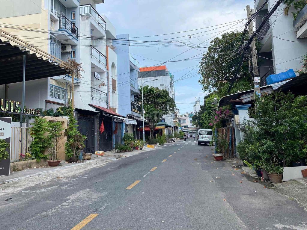 Hire Lê Quốc Trinh, 8 x 18 meters, near Swamp & Carve market