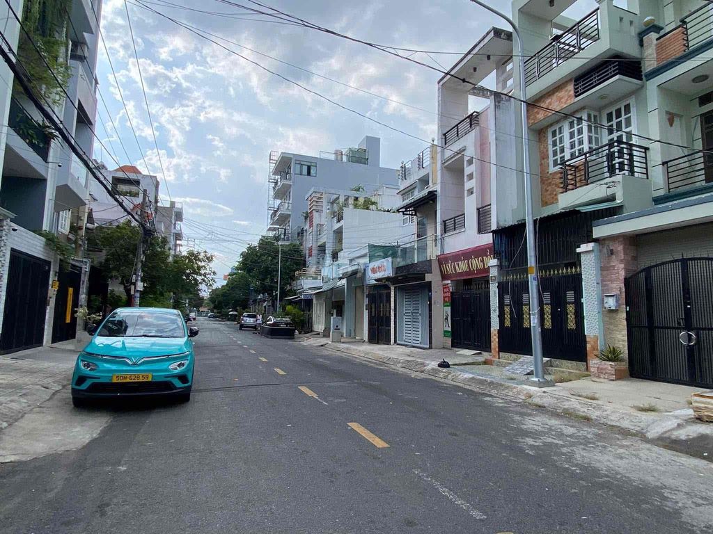 Hire Lê Quốc Trinh, 8 x 18 meters, near Swamp & Carve market