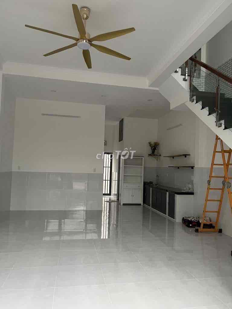 Rent a new house. Three bedrooms. Two toilets. Nice clean.
