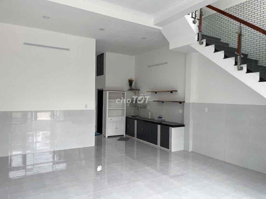 Rent a new house. Three bedrooms. Two toilets. Nice clean.