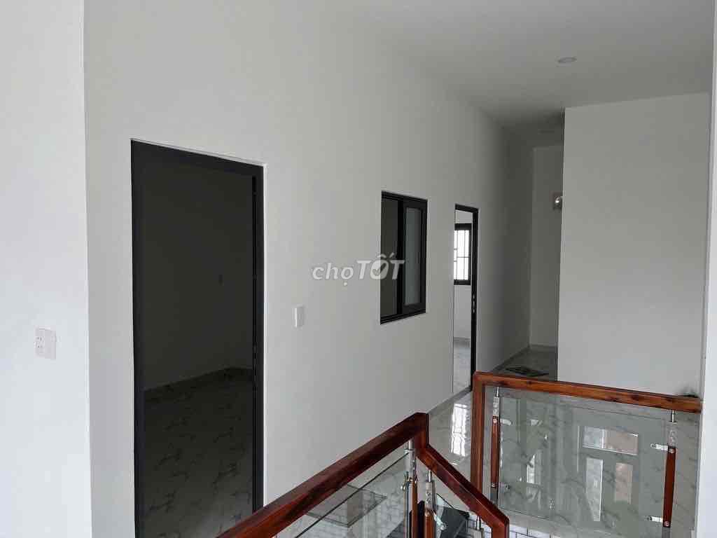 Rent a new house. Three bedrooms. Two toilets. Nice clean.