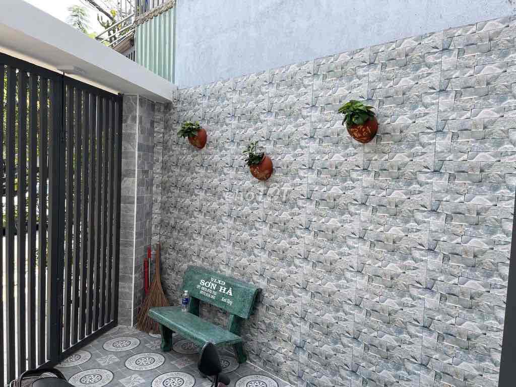 Rent a new house. Three bedrooms. Two toilets. Nice clean.