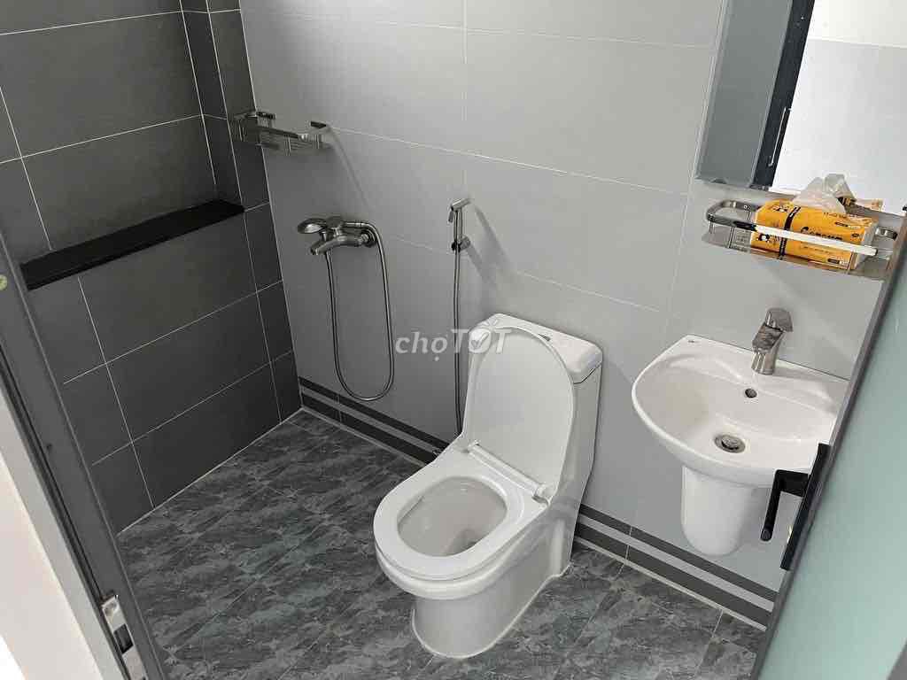 Rent a new house. Three bedrooms. Two toilets. Nice clean.