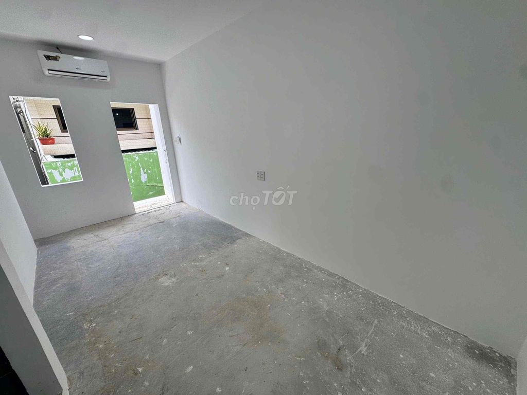 It's the owner who rents the original house - 1 st floor 1 floor, Phan Xích Long.